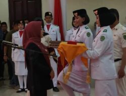 Bupati Berau Hj. Sri Juniarsih Mas Mengukuhkan 33 Anggota Paskibraka Tahun 2024