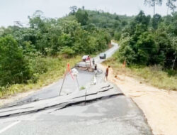 Jalan Penghubung Tiga Kampung Longsor