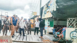 Satpol PP Menegur Sejumlah PKL yang Berjualan di atas Drainase