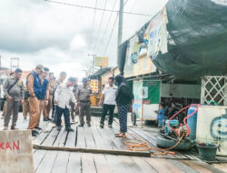 Satpol PP Menegur Sejumlah PKL yang Berjualan di atas Drainase