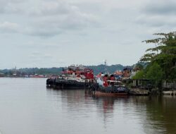 Siapkan Tambat Lengal untuk Menghindari Ancaman tabrakan kapal tongkang terhadap jembatan di Sungai Mahakam