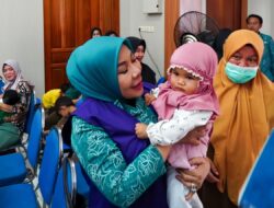 Cegah Stunting Dimulai sejak Kehamilan, Rahmawati Zainal Serahkan Bantuan