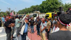 Sopir Truk Demo Bupati, Keluhkan Kelangkaan Solar hingga Kelonggaran Perizinan Galian