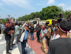 Sopir Truk Demo Bupati, Keluhkan Kelangkaan Solar hingga Kelonggaran Perizinan Galian