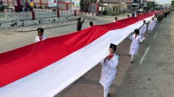 Bendera Membentang di Jalan Tanjung Selor