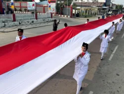 Bendera Membentang di Jalan Tanjung Selor