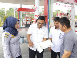 Urai Kemacetan, Dishub Tertibkan Antrean Kendaraan di SPBU Jalan Sengkawit