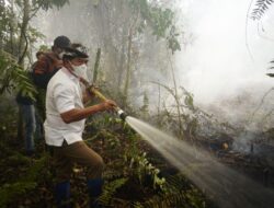 Gubernur Turun Langsung Padamkan Karhutla di Selimau